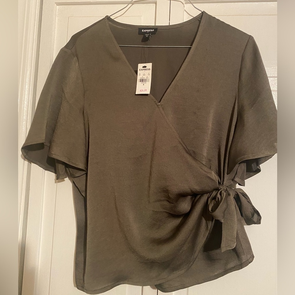 Olive green tie on the side express shirt